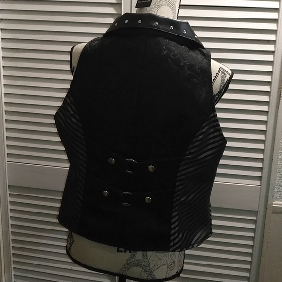 Vest - Picture 3 of 4